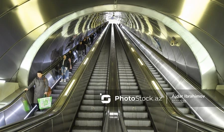 В бакинском метро ребенок пострадал после остановки эскалатора