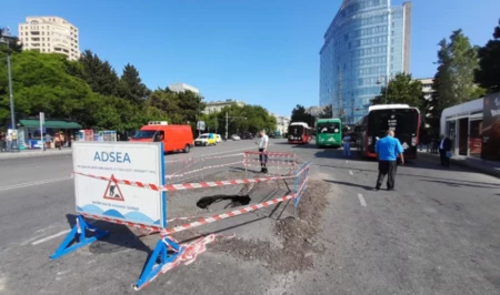 В центре Баку провалился участок дороги