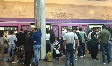 В бакинском метро возникли перебои в движении поездов