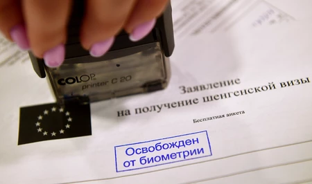ЕС не будет ужесточать визовую политику в отношении россиян