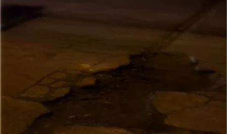 В Баладжары несколько месяцев не устраняют опасные провалы на дороге