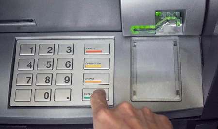 Почему в банкоматах часто нет купюр по 1 и 5 манатов? Объяснение эксперта