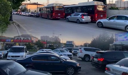 Ямы глубиной до 20 см и двухкилометровые пробки: жители Бинагади жалуются на состояние дорог