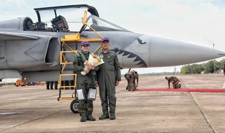 Королева Таиланда стала первой женщиной-пилотом истребителя Gripen в стране