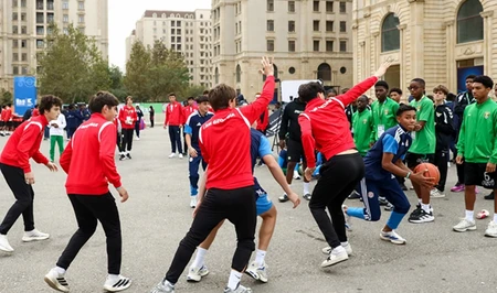 Юные футболисты чемпионата FIFA U-15 провели день отдыха с музыкой, играми и экскурсиями по Баку