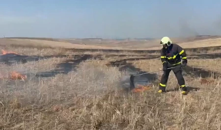 Пожарные МЧС предотвратили распространение огня на открытой местности в Газахском районе