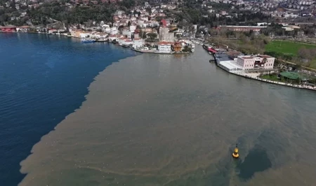 Босфор сменил цвет: мутные воды после ливней попали в пролив