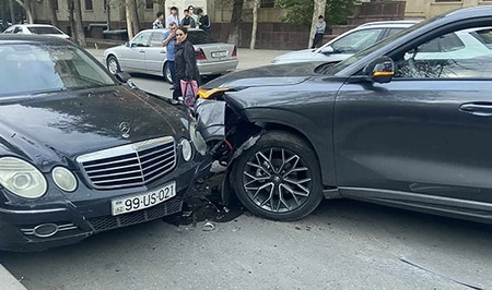 Авария во дворе НАНА: столкновение привело к цепной реакции