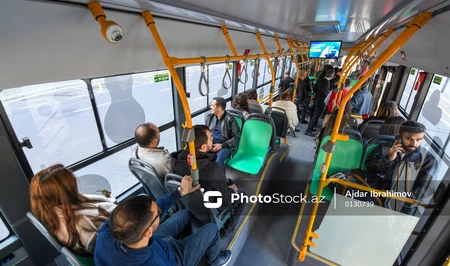 В Баку водитель одного из автобусов прекратил движение после конфликта с пассажиром
