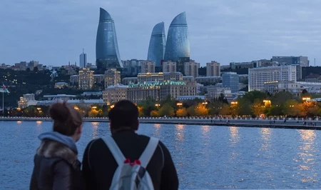 Азербайджан выбирают для жизни: за полгода в страну приехало почти вдвое больше людей, чем выехало