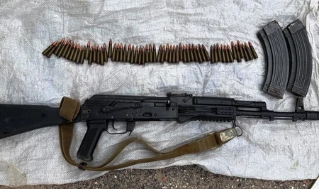В Баку нашли закопанный осужденным автомат АКМС и 55 патронов