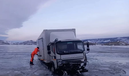 Еще два автомобиля провалились под лед на Байкале: спасатели эвакуировали пострадавших