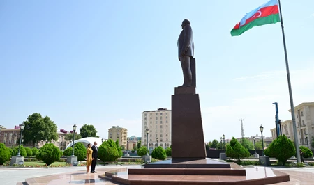 Президент Ильхам Алиев посетил памятник общенациональному лидеру Гейдару Алиеву в Нахчыване