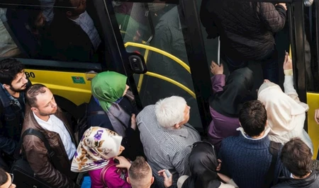 Пассажиры в Баку жалуются на долгое ожидание автобусов у метро «28 Мая»