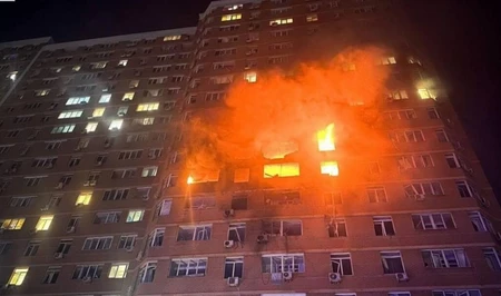 Ночной обмен ударами дронов: в Туапсе загорелся НПЗ, в Одессе повреждены жилые дома, есть раненые