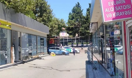 В Баку полиция пресекла незаконную уличную торговлю у станции метро