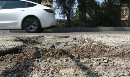 «Чинят 4 раза в год, а она снова провалилась»: аварийная дорога в Баку