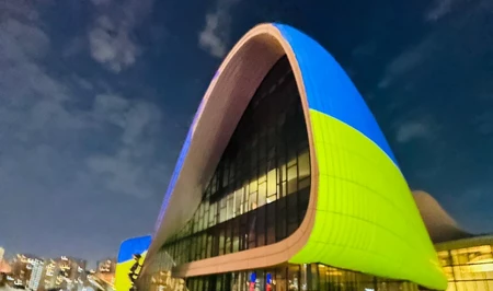 В Баку Центр Гейдара Алиева окрасили в цвета украинского флага