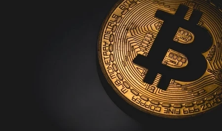 Биткоин теряет позиции: курс опустился ниже 93 000 долларов