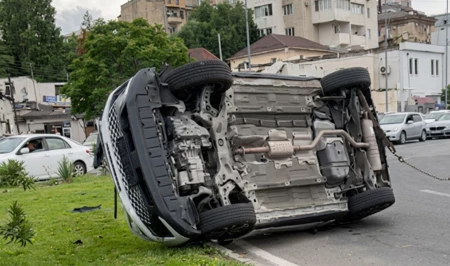 В Ясамальском районе Баку перевернулся автомобиль