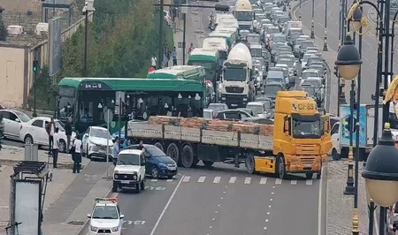 В Баку из-за поломки грузовика ограничено движение транспорта
