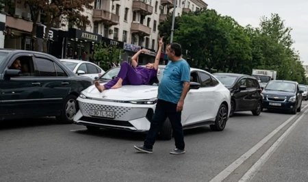 В Баку женщина легла на капот машины и заблокировала движение