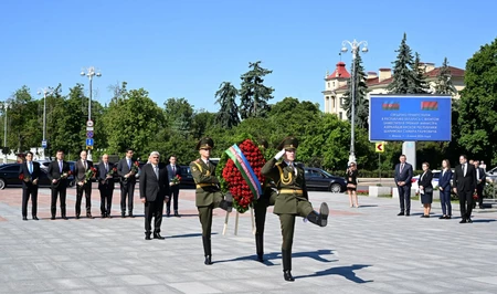 Делегация из Азербайджана посетила Монумент Победы в Минске
