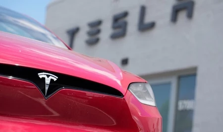 Tesla впервые уступает лидерство китайскому BYD на рынке электромобилей