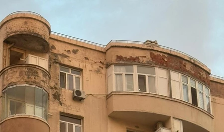 Еще одно здание на Ясамале под угрозой: жильцы жалуются на управляющую компанию