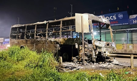Во Вьетнаме автобус загорелся после столкновения - семь человек погибли