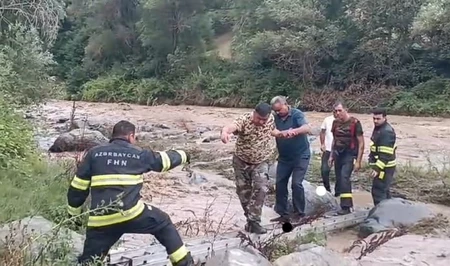 В Товузе спасли двух человек, застрявших в реке после схода селя