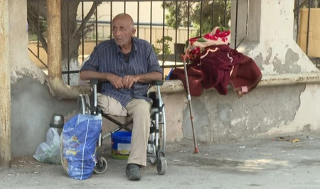 Жизнь на обочине: как в Баку 62-летний мужчина оказался на улице