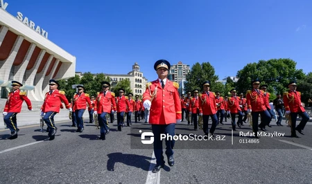 В Баку проходят шествия военнослужащих по случаю Дня Вооруженных сил Азербайджана
