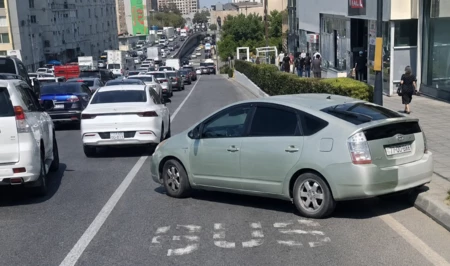 В Баку водитель бросил автомобиль на автобусной полосе и ушел