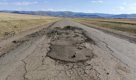 Разбитая трасса в поселке Маштага усложнила жизнь жителям