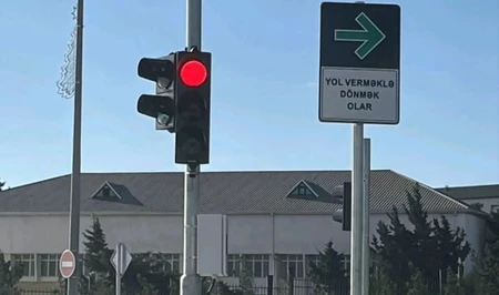 В Баку вводят новое правило для водителей: поворот направо на красный свет