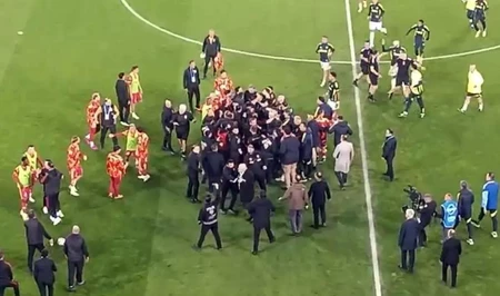 Перед дерби «Фенербахче» — «Галатасарай» произошла потасовка игроков