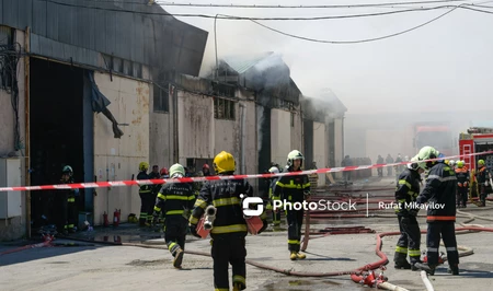 В бакинском поселке продолжается тушение пожара на объекте