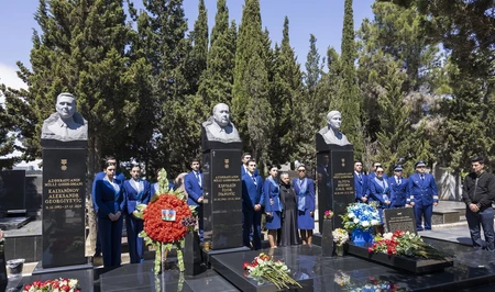 Коллектив AZAL посетил могилу национального героя Азербайджана Хокумы Алиевой
