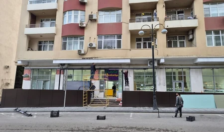 В Баку демонтирована незаконная пристройка на пешеходном тротуаре
