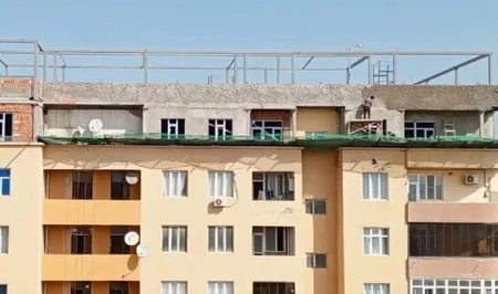 Жители многоэтажки в Хырдалане обеспокоены надстройкой двух этажей на их доме