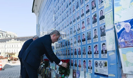 Глава МИД Азербайджана почтил память погибших украинских солдат в Киеве