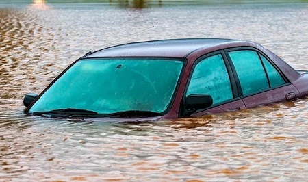 В Хачмазском районе автомобиль упал в реку