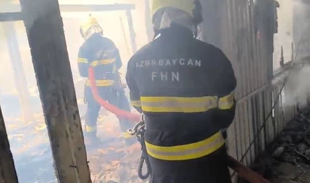 При тушении пожара в Баку пострадали двое сотрудников МЧС