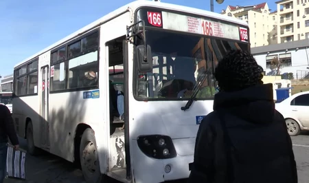 Пассажиры бакинского маршрута страдают от нерегулярного движения автобусов