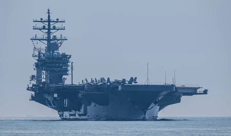 Military Times: несколько моряков авианосца США пытались прыгнуть за борт