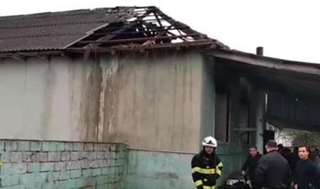 В Сальянском районе молния ударила в жилой дом и вызвала пожар