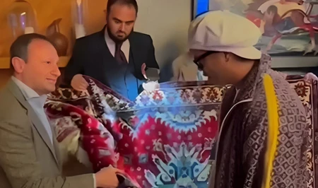 Роналдиньо подарили карабахский ковер