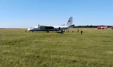 ЧП в Тюмени: Ан-24 с 40 пассажирами выкатился за пределы ВПП