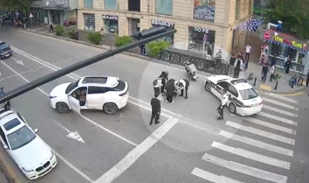 В Баку автомобиль сбил женщину и ее малолетнего сына